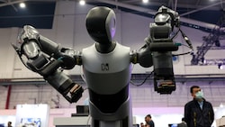 Foxconn stellte auf seiner Hausmesse Hon Hai Tech Day zuletzt einen fahrenden KI-Roboter aus – ...