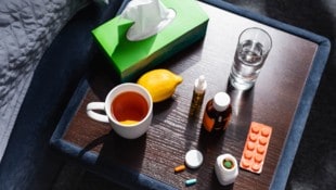 Um trotz Erkältung gut zu schlafen, gibt es Hilfsmittel.