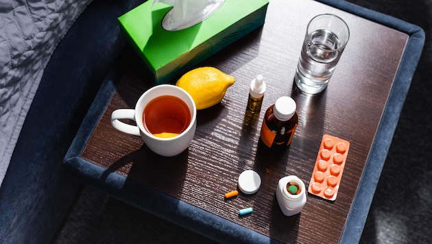 Um trotz Erkältung gut zu schlafen, gibt es Hilfsmittel.