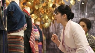 Prinzessin Aiko bewundert auf dem Foto traditionelle laotische Trachten in der Lao Silk ...