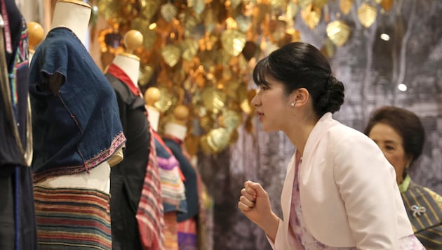 Prinzessin Aiko bewundert auf dem Foto traditionelle laotische Trachten in der Lao Silk ...