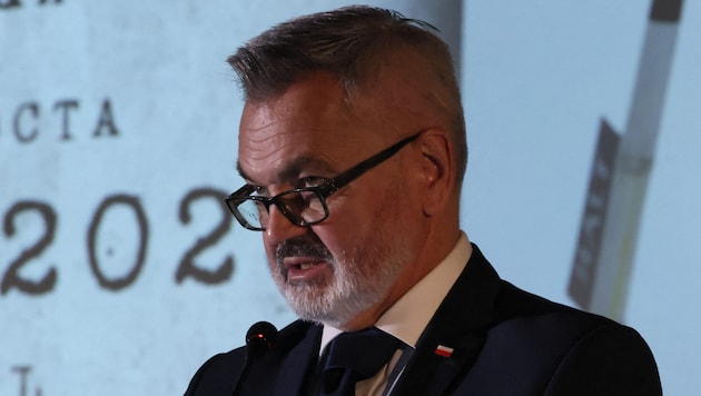 Krzysztof Krajewski (62) wurde in St. Petersburg von einem Mob angegriffen.