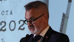 Krzysztof Krajewski (62) wurde in St. Petersburg von einem Mob angegriffen.