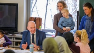 Soziallandesrat Christian Dörfel (ÖVP) bei einem Besuch des Integrationsprojekts „Mama lernt ...
