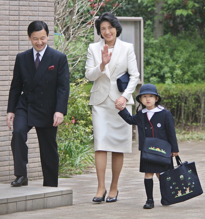 Die kleine Prinzessin mit ihren Eltern Naruhito und Masako im Jahr 2006 an ihrem ersten Tag im ...