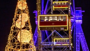 Erstmals ist auch das Riesenrad beim Wintermarkt im Prater heuer komplett erleuchtet.