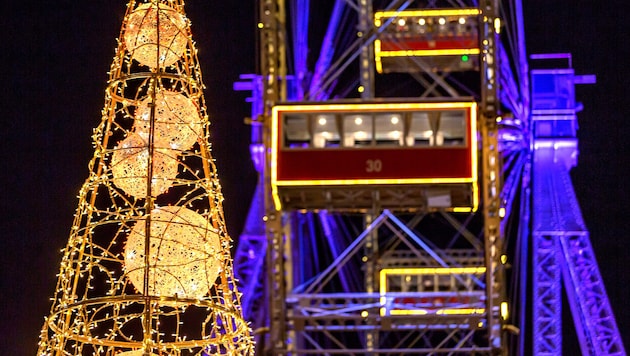 Erstmals ist auch das Riesenrad beim Wintermarkt im Prater heuer komplett erleuchtet.