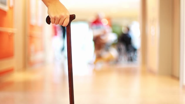 Um weiterhin die Pension seiner toten Mutter zu beziehen, gab sich ein Italiener als die ...