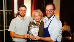 Drei Generationen Schellhorn: Felix, Karola und Sepp bei der Präsentation des Familienkochbuchs ...