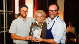 Drei Generationen Schellhorn: Felix, Karola und Sepp bei der Präsentation des Familienkochbuchs ...