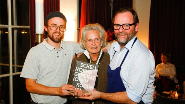 Drei Generationen Schellhorn: Felix, Karola und Sepp bei der Präsentation des Familienkochbuchs ...