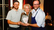 Drei Generationen Schellhorn: Felix, Karola und Sepp bei der Präsentation des Familienkochbuchs ...