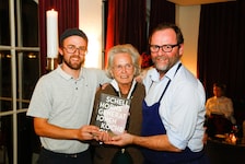 Drei Generationen Schellhorn: Felix, Karola und Sepp bei der Präsentation des Familienkochbuchs ...