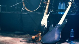 Japanische Künstler werden zum Teil während der letzten Vorbereitungen von der Bühne geholt.