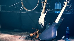 Japanische Künstler werden zum Teil während der letzten Vorbereitungen von der Bühne geholt.