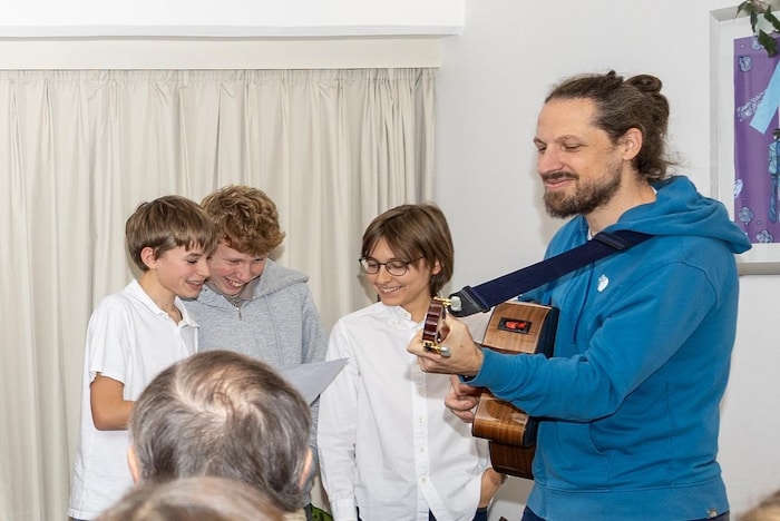 Zum Abschluss der Präsentationen sangen die Schülerinnen und Schüler „Ein Hoch auf uns“.