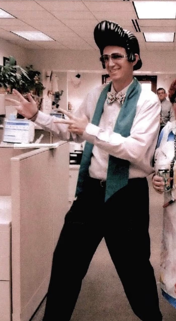 Matthew T. trat in diesem Outfit auch gerne bei Gericht auf. Als Vorsitzender, nicht ...