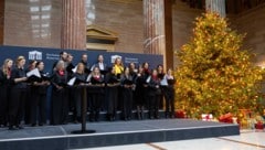 Der heurige Christbaum wurde vom Parlamentschor begrüßt.