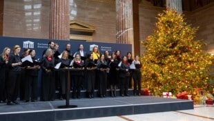 Der heurige Christbaum wurde vom Parlamentschor begrüßt.