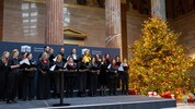 Der heurige Christbaum wurde vom Parlamentschor begrüßt.