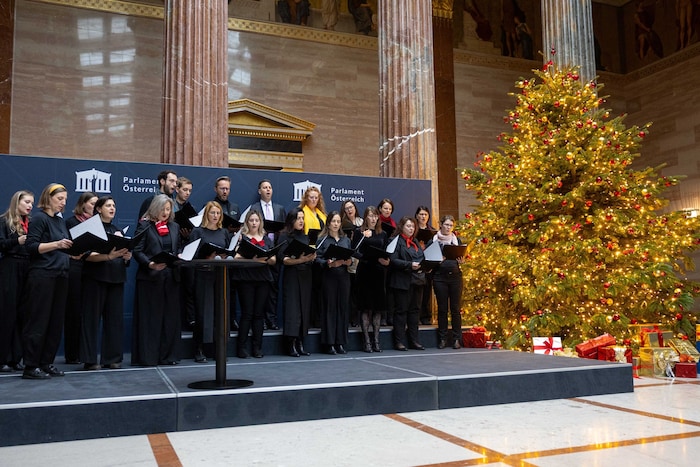 Der heurige Christbaum wurde vom Parlamentschor begrüßt.