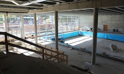 Der Bau des neuen Hallenbads– im Bild Aufnahmen der Baustelle aus dem Sommer – wird durch den ...