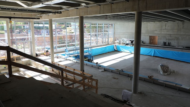 Der Bau des neuen Hallenbads– im Bild Aufnahmen der Baustelle aus dem Sommer – wird durch den ...