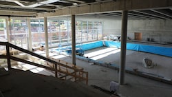 Der Bau des neuen Hallenbads– im Bild Aufnahmen der Baustelle aus dem Sommer – wird durch den ...