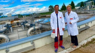 Entsorgungsreferentin Sandra Wassermann vor der Kläranlage, die nun saniert wird.