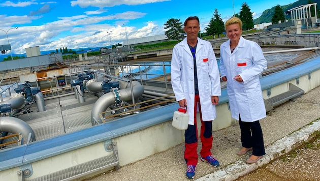 Entsorgungsreferentin Sandra Wassermann vor der Kläranlage, die nun saniert wird.