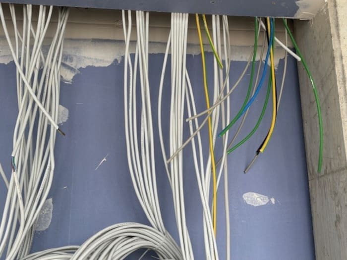 Kupferkabel wurden gestohlen, andere mutwillig beschädigt.