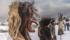 Zwei Gesichter, zwei Mächte: die helle Perchta und ihre dunkle Rückseite. In Goldegg im ...