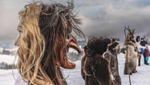 Zwei Gesichter, zwei Mächte: die helle Perchta und ihre dunkle Rückseite. In Goldegg im ...