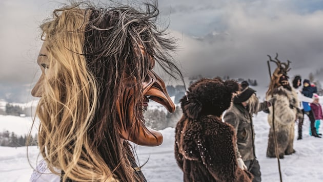 Zwei Gesichter, zwei Mächte: die helle Perchta und ihre dunkle Rückseite. In Goldegg im ...