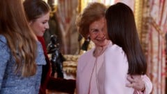 Sofia und Letizia erschienen zur Zeremonie im Rahmen des 50. Jubiläums der  heutigen Monarchie ...