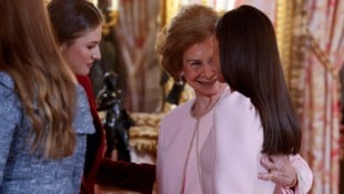 Sofia und Letizia erschienen zur Zeremonie im Rahmen des 50. Jubiläums der  heutigen Monarchie ...