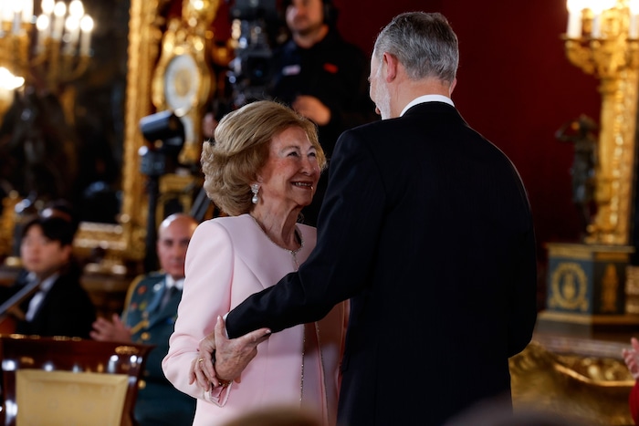 König Felipe VI. überreicht Altkönigin Sofía den Orden vom Goldenen Vlies im Palacio Real von ...