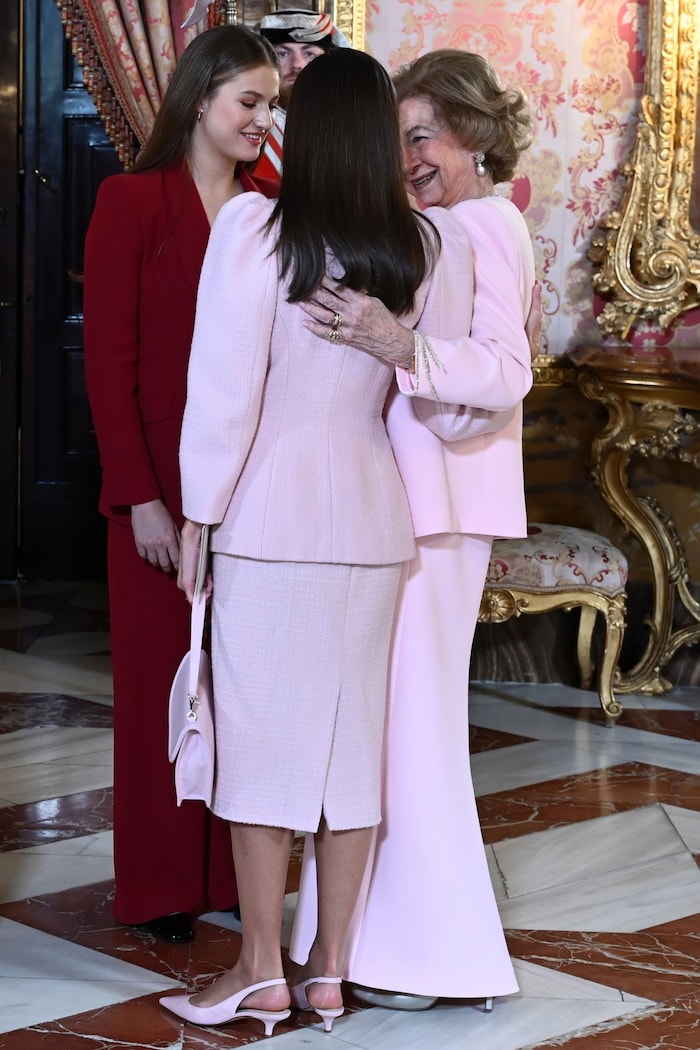 Kronprinzessin Leonor, Königin Letizia und Königin Sofia genießen sichtlich den Familienmoment.