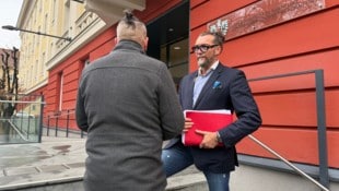 Andreas mit seinem Anwalt Hubert Niedermayr vor der Verhandlung am Klagenfurter Landesgericht