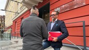Andreas mit seinem Anwalt Hubert Niedermayr vor der Verhandlung am Klagenfurter Landesgericht