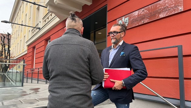 Andreas mit seinem Anwalt Hubert Niedermayr vor der Verhandlung am Klagenfurter Landesgericht