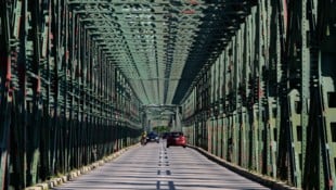 Ein markantes Wahrzeichen ist die Donaubrücke bei Mautern. Doch die marode Konstruktion muss ...