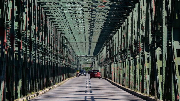 Ein markantes Wahrzeichen ist die Donaubrücke bei Mautern. Doch die marode Konstruktion muss ...