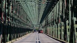 Ein markantes Wahrzeichen ist die Donaubrücke bei Mautern. Doch die marode Konstruktion muss ...