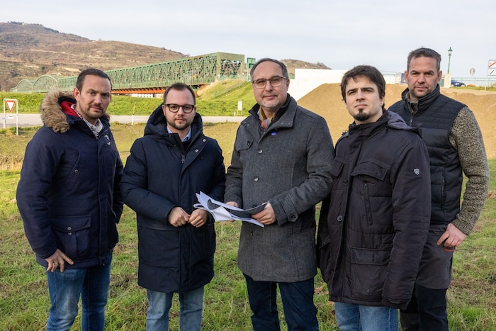 Lokalaugenschein bei der Brücke: Christoph Müller (M.) mit Parteikollegen und Unternehmern aus ...