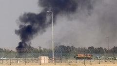 Bei der Dubai Air Show ist ein Flugzeug abgestürzt. Der Pilot kam ums Leben.