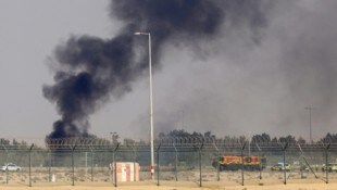 Bei der Dubai Air Show ist ein Flugzeug abgestürzt. Der Pilot kam ums Leben.