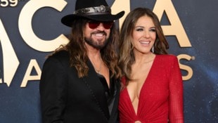 Liz Hurley versprühte mit ihrem Look schon mal Vorweihnachts-Stimmung. Doch der Look war heißer, ...