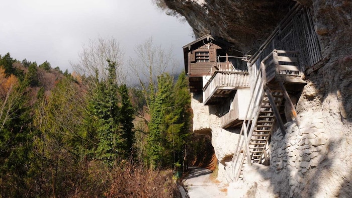 Die überhängend in die Felsen gebaute Teehütte ist nicht mehr bewirtet.