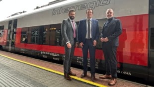 Präsentation am Bahnhof Wörgl: Projektleiter Friedrich, Zumtobel, Dilitz (v. li.).